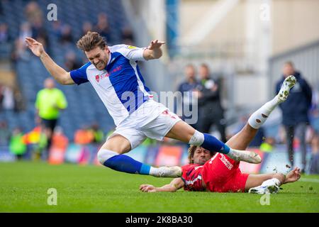 Blackburn, Regno Unito. 22nd ottobre 2022Sam Gallagher of Blackburn Rovers (9) fouled by Dion Sanderson 28 of Birmingham City durante la partita del campionato Sky Bet tra Blackburn Rovers e Birmingham City a Ewood Park, Blackburn sabato 22nd ottobre 2022. (Credit: Mike Morese | MI News) Credit: MI News & Sport /Alamy Live News Foto Stock