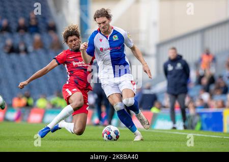 Blackburn, Regno Unito. 22nd ottobre 2022Sam Gallagher di Blackburn Rovers (9) sfidato da Dion Sanderson 28 di Birmingham City durante la partita del campionato Sky Bet tra Blackburn Rovers e Birmingham City a Ewood Park, Blackburn sabato 22nd ottobre 2022. (Credit: Mike Morese | MI News) Credit: MI News & Sport /Alamy Live News Foto Stock