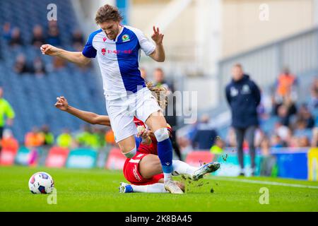 Blackburn, Regno Unito. 22nd ottobre 2022Sam Gallagher of Blackburn Rovers (9) fouled by Dion Sanderson 28 of Birmingham City durante la partita del campionato Sky Bet tra Blackburn Rovers e Birmingham City a Ewood Park, Blackburn sabato 22nd ottobre 2022. (Credit: Mike Morese | MI News) Credit: MI News & Sport /Alamy Live News Foto Stock