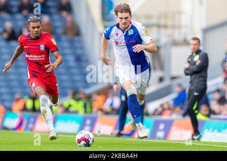 Blackburn, Regno Unito. 22nd ottobre 2022Sam Gallagher di Blackburn Rovers (9) in possesso della palla durante la partita Sky Bet Championship tra Blackburn Rovers e Birmingham City a Ewood Park, Blackburn sabato 22nd ottobre 2022. (Credit: Mike Morese | MI News) Credit: MI News & Sport /Alamy Live News Foto Stock