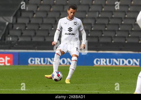 Milton Keynes, Regno Unito. 22nd Ott 2022. Milton Keynes Dons Nathan Holland durante la prima metà della partita della Sky Bet League 1 tra MK Dons e Wycombe Wanderers allo Stadio MK, Milton Keynes sabato 22nd ottobre 2022. (Credit: John Cripps | MI News) Credit: MI News & Sport /Alamy Live News Foto Stock