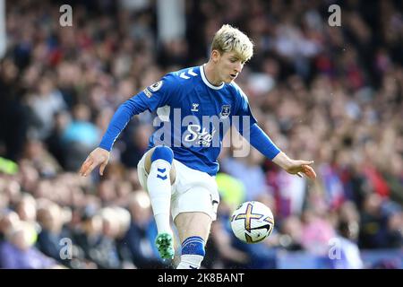 Everton, Regno Unito. 22nd Ott 2022. Anthony Gordon di Everton controlla la palla. Incontro della Premier League, Everton contro Crystal Palace al Goodison Park di Liverpool sabato 22nd ottobre 2022. Questa immagine può essere utilizzata solo per scopi editoriali. Solo per uso editoriale, licenza richiesta per uso commerciale. Nessun utilizzo nelle scommesse, nei giochi o nelle pubblicazioni di un singolo club/campionato/giocatore. pic di Chris Stading/Andrew Orchard SPORTS photography/Alamy Live news Credit: Andrew Orchard SPORTS photography/Alamy Live News Foto Stock