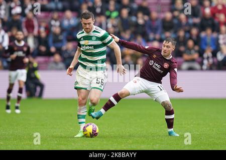 Anthony Ralston di Celtic e Heart of Midlothian's Barrie McKay (a destra) combattono per la palla durante la partita Cinch Premiership al Tynecastle Park, Edimburgo. Data immagine: Sabato 22 ottobre 2022. Foto Stock