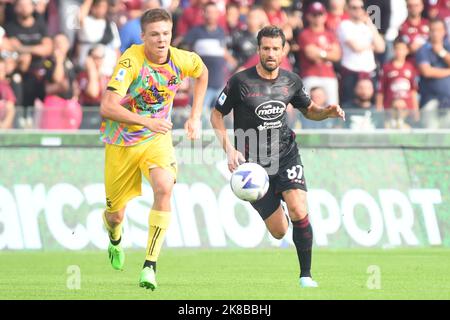 Emil Holm di Spezia Calcio e Antonio Candreva di US Salernitana compete per la palla con durante la Serie Un match tra US Salernitana 1919 e Spezia Calcio allo Stadio Arechi Foto Stock