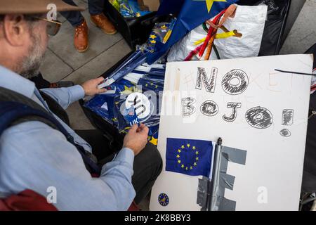 Londra, Regno Unito. 22 ottobre 2022. Un sostenitore dell'UE all'inizio della prima marcia nazionale di ricongiungersi da Park Lane a Parliament Square. I partecipanti vogliono che il Regno Unito aderisca nuovamente all’Unione europea sostenendo che la Brexit è un impatto negativo sull’economia e ha contribuito al costo costante della crisi. Credit: Stephen Chung / Alamy Live News Foto Stock