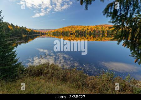 Riflessi perfetti sulle acque del Lago di Monroe, Parco Nazionale di Mont-Tremblant, Quebec Foto Stock