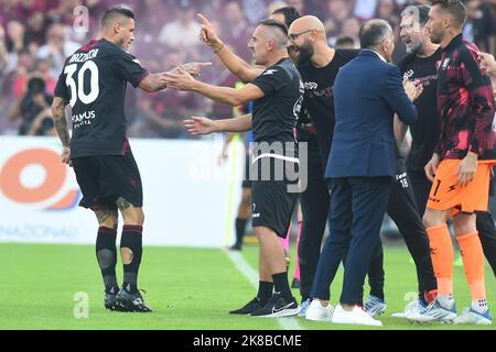 Pasquale Mazzocchi US Salernitana 1919 festeggia con Franck Ribery di US Salernitana durante la Serie Una partita tra US Salernitana 1919 e Spezia Calcio allo Stadio Arechi Foto Stock