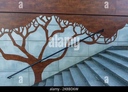 Rami decorativi dipinti in bianco con piccoli ornamenti a forma di stella  e. una candela su una sedia Foto stock - Alamy