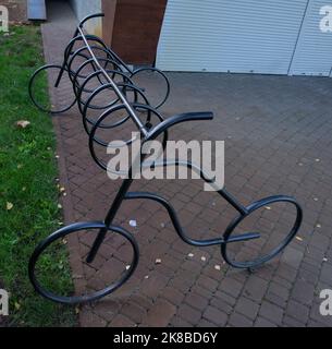 Parcheggio per biciclette vuoto. Parcheggio o posto per biciclette multiple. Posto per Parcheggio nella casa o negozio di biciclette o scooter, trasporto ambientale Foto Stock