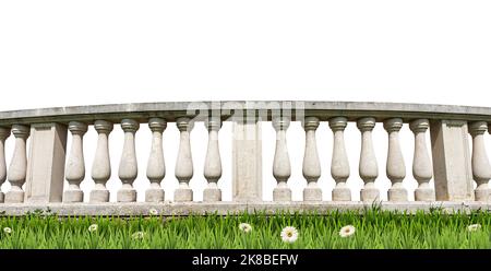 Primo piano di una balaustra di pietra bianca su un prato verde (erba verde e fiori di margherita), isolato su sfondo bianco, fotografia. Foto Stock