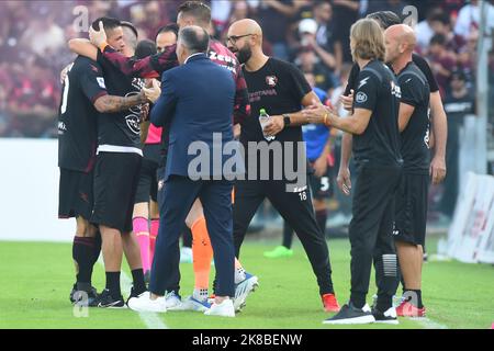 Salerno, Italia. 22nd Ott 2022. Pasquale Mazzocchi US Salernitana 1919 festeggia con Franck Ribery di US Salernitana durante la Serie Una partita tra US Salernitana 1919 e Spezia Calcio allo Stadio Arechi Credit: Independent Photo Agency/Alamy Live News Foto Stock