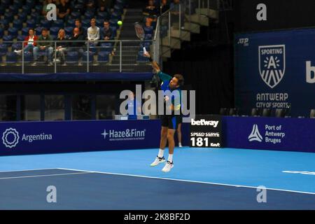 Il francese Nicolas Mahut ha mostrato in azione durante la partita di semifinale maschile tra l'olandese Pair Griekspoor - Van de Zandschulp e il francese Pair Mahut - Roger-Vasselin, al torneo europeo Open Tennis ATP, ad Anversa, sabato 22 ottobre 2022. FOTO DI BELGA MARIJN DE KEYZER Foto Stock