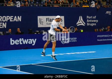 L'olandese Tallon Griekspoor ha mostrato in azione durante la partita di semifinale maschile tra l'olandese Pair Griekspoor - Van de Zandschulp e la francese Pair Mahut - Roger-Vasselin, al torneo europeo di tennis Open ATP, ad Anversa, sabato 22 ottobre 2022. FOTO DI BELGA MARIJN DE KEYZER Foto Stock