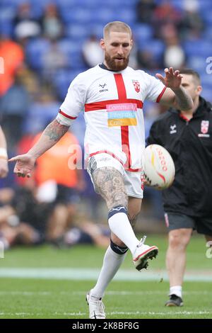 Bolton, Regno Unito. 22nd Ott 2022. Sam Tomkins (c) d'Inghilterra si scalda durante la partita di Coppa del mondo di Rugby League 2021 tra England RL e France RL presso l'Università di Bolton Stadium, Bolton, Inghilterra il 22 ottobre 2022. Foto di Ken Sparks. Solo per uso editoriale, licenza richiesta per uso commerciale. Non è utilizzabile nelle scommesse, nei giochi o nelle pubblicazioni di un singolo club/campionato/giocatore. Credit: UK Sports Pics Ltd/Alamy Live News Foto Stock