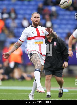 Bolton, Regno Unito. 22nd Ott 2022. Sam Tomkins (c) d'Inghilterra si scalda durante la partita di Coppa del mondo di Rugby League 2021 tra England RL e France RL presso l'Università di Bolton Stadium, Bolton, Inghilterra il 22 ottobre 2022. Foto di Ken Sparks. Solo per uso editoriale, licenza richiesta per uso commerciale. Non è utilizzabile nelle scommesse, nei giochi o nelle pubblicazioni di un singolo club/campionato/giocatore. Credit: UK Sports Pics Ltd/Alamy Live News Foto Stock