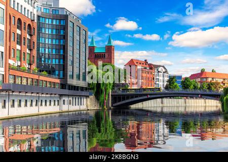 Bella architettura classica del centro di Berlino sul ponte su Spree, Germania Foto Stock