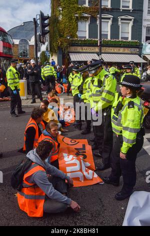 Londra, Inghilterra, Regno Unito. 22nd Ott 2022. Basta fermare gli attivisti del petrolio che hanno incollato le mani e bloccato Upper Street a Islington mentre continuano le loro proteste chiedendo al governo di smettere di rilasciare nuove licenze per i combustibili fossili. (Credit Image: © Vuk Valcic/ZUMA Press Wire) Foto Stock