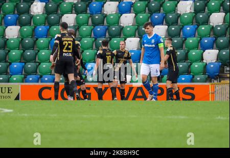 Windsor Park, Belfast, Irlanda del Nord, Regno Unito. 22 Ott 2022. Danske Bank Premiership – Linfield / Larne. Azione dal gioco di oggi al Windsor Park (Linfield in blu). Leroy Millar ha fatto 4-1 a Larne. Credit: CAZIMB/Alamy Live News. Foto Stock