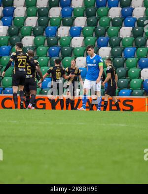 Windsor Park, Belfast, Irlanda del Nord, Regno Unito. 22 Ott 2022. Danske Bank Premiership – Linfield / Larne. Azione dal gioco di oggi al Windsor Park (Linfield in blu). Leroy Millar ha fatto 4-1 a Larne. Credit: CAZIMB/Alamy Live News. Foto Stock
