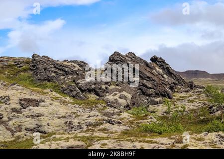 Paesaggio vulcanico irreale in Islanda con rocce fumanti sul vulcano Grabok Foto Stock
