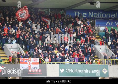 Windsor Park, Belfast, Irlanda del Nord, Regno Unito. 22 Ott 2022. Danske Bank Premiership – Linfield / Larne. Azione dal gioco di oggi al Windsor Park (Linfield in blu). I fan di Larne festeggiano la loro vittoria. Credit: CAZIMB/Alamy Live News. Foto Stock
