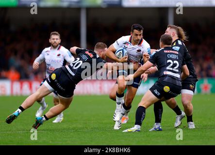 Alex Lozowski (al centro) di Saracens è affrontato da Sam Simmonds (a sinistra) e Joe Simmonds durante la partita Gallagher Premiership a Sandy Park, Exeter. Data immagine: Sabato 22 ottobre 2022. Foto Stock