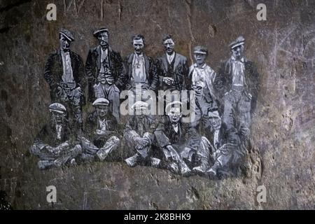 Graffiti in un tunnel a Dinorwic Slate Quarry, situato tra i villaggi di Dinorwig e Llanberis, Snowdonia, Galles del Nord, Regno Unito Foto Stock