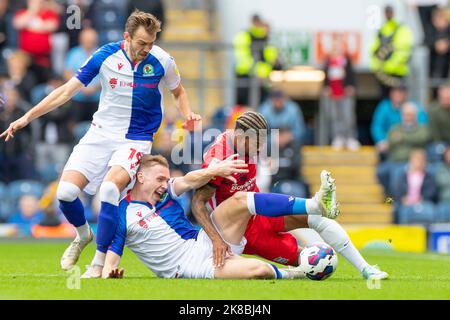 Blackburn, Regno Unito. 22nd ottobre 2022Hayden carter di Blackburn Rovers (17) affrontato da Emmanuel Longelo 23 della città di Birmingham durante la partita di Sky Bet Championship tra Blackburn Rovers e Birmingham City a Ewood Park, Blackburn sabato 22nd ottobre 2022. (Credit: Mike Morese | MI News) Credit: MI News & Sport /Alamy Live News Foto Stock