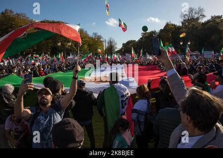 Sabato 22 ottobre 2022 si è svolta a Berlino una manifestazione contro il regime iraniano. la marcia è iniziata alla colonna della Vittoria, Siegessaeule, a Berlino. Più di 80000 persone hanno partecipato alla protesta. I manifestanti hanno anche commemorato le numerose morti in Iran. Inoltre, migliaia di persone hanno seguito l'appello di numerose organizzazioni per una manifestazione di solidarietà con i manifestanti iraniani. A Berlino sono scesi in piazza contro l'oppressione e la discriminazione. Durante la notte e la mattina presto, numerosi iraniani arrivarono da decine di città tedesche. (Foto di Michael Kuenne Foto Stock