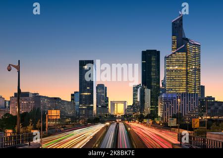 Francia, Hauts de Seine (92) Neuilly sur Seine. Distretto di difesa. La Defense torri da Neuilly ponte al tramonto Foto Stock