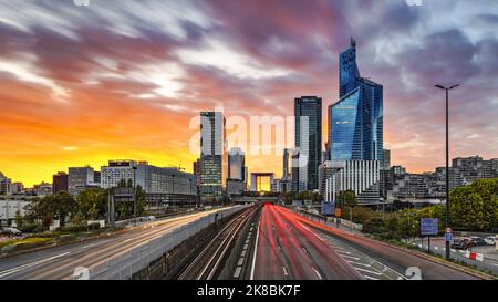 Francia. Hauts-de-Seine (92) Neuilly-sur-Seine. Distretto di la Defense. Le torri di la Defense e la Grand Arche al tramonto dal Pont de Neuilly Foto Stock