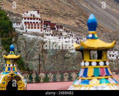 Diskit Monastery anche conosciuto come Deskit Gompa o Diskit Gompa è il più antico e più grande monastero buddista nella valle di Nubra di Ladakh, nel nord dell'India Foto Stock