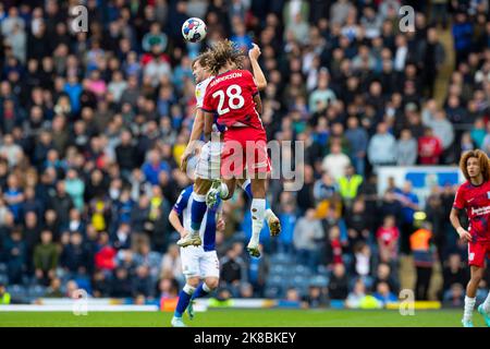 Blackburn, Regno Unito. 22nd ottobre 2022Sam Gallagher di Blackburn Rovers (9) in sfida aerea con Dion Sanderson 28 di Birmingham City durante la partita Sky Bet Championship tra Blackburn Rovers e Birmingham City a Ewood Park, Blackburn sabato 22nd ottobre 2022. (Credit: Mike Morese | MI News) Credit: MI News & Sport /Alamy Live News Foto Stock