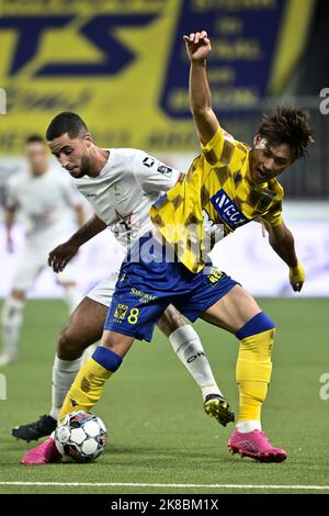 Sofian Kiyine di OHL e Daichi Hayashi di STVV combattono per la palla durante una partita di calcio tra Sint-Truidense VV e OH Leuven, sabato 22 ottobre 2022 a Sint-Truiden, il giorno 14 della prima divisione del campionato belga della 'Jupiler Pro League' del 2022-2023. FOTO DI BELGA JOHAN EYCKENS Foto Stock