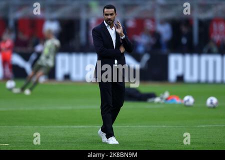 Raffaele Palladino, allenatore capo dell'AC Monza, guarda durante la Serie A match beetween AC Milan e AC Monza allo Stadio Giuseppe Meazza il 22 ottobre 2022 a Milano. Foto Stock