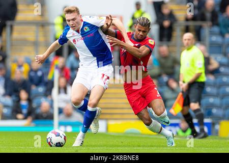 Blackburn, Regno Unito. 22nd ottobre 2022Hayden carter di Blackburn Rovers (17) sfidato da Juninho Bacuna 7 della città di Birmingham durante la partita di Sky Bet Championship tra Blackburn Rovers e Birmingham City a Ewood Park, Blackburn sabato 22nd ottobre 2022. (Credit: Mike Morese | MI News) Credit: MI News & Sport /Alamy Live News Foto Stock