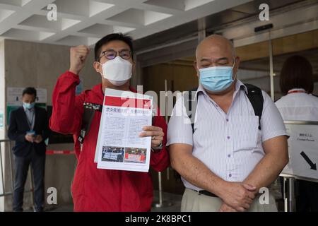 Gli attivisti Raphael Wong ho-ming (a sinistra) e Tsang Kin-Shing cantano slogan fuori dalla High Court martedì. Giustizia Albert Wong Sung-hau ha respinto un appello di otto attivisti (tra cui Wong e Tsang) condannati per aver violato un divieto di riunioni pubbliche per aver violato il divieto il 01 maggio 2020. 18OCT22 SMCP / Brian Wong Foto Stock