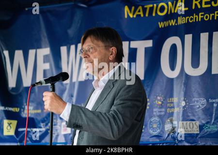 Londra Regno Unito. 22 ottobre 2022 . Guy Verhofstadt , L’ex primo ministro belga e membro del Parlamento europeo si rivolge a un raduno alla quale hanno partecipato migliaia di sostenitori europei a favore della Piazza del Parlamento alla marcia nazionale di ricongiungersi all’UE chiedendo al Regno Unito di ricongiungersi all’Unione europea e di invertire la Brexit, che ha avuto un impatto negativo sulla e ha contribuito al costo continuo della crisi vivente. Credit: amer Ghazzal/Alamy Live News Foto Stock