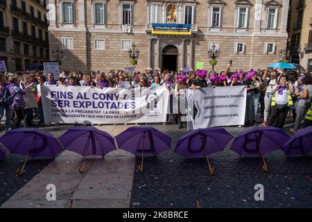 Barcellona, Spagna. 22nd Ott 2022. Una folla di manifestanti si vede in Plaza Sant Jaume. Circa 500 donne hanno manifestato a Barcellona a favore dell'abolizione della prostituzione e dell'abrogazione della traslaw. La manifestazione si è conclusa di fronte al Consiglio comunale di Barcellona rivendicando una reale parità tra uomini e donne. Credit: SOPA Images Limited/Alamy Live News Foto Stock