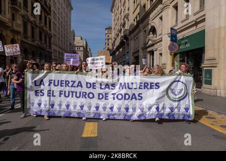 Barcellona, Spagna. 22nd Ott 2022. Il banner unitario è visto come passa attraverso Via Laietana durante la manifestazione. Circa 500 donne hanno manifestato a Barcellona a favore dell'abolizione della prostituzione e dell'abrogazione della traslaw. La manifestazione si è conclusa di fronte al Consiglio comunale di Barcellona rivendicando una reale parità tra uomini e donne. Credit: SOPA Images Limited/Alamy Live News Foto Stock