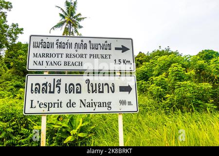 Cartello stradale bianco tipico asiatico a Naithon Beach sull'isola di Phuket Thailandia nel sud-est asiatico Foto Stock