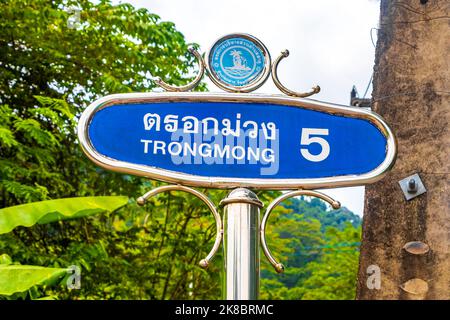 Tipico cartello stradale in stile asiatico blu a Naithon Beach a Sakhu Thalang a Phuket Thailandia. Foto Stock