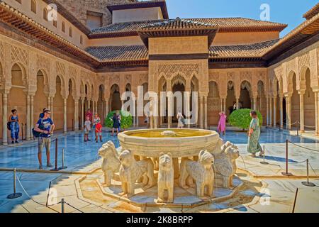 Il Palazzo dei Leoni, uno dei 3 palazzi principali del complesso del Palazzo dell'Alhambra a Granada, Andalusia, Spagna. Foto Stock