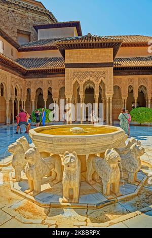 Il Palazzo dei Leoni, uno dei 3 palazzi principali del complesso del Palazzo dell'Alhambra a Granada, Andalusia, Spagna. Foto Stock