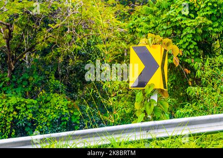 Cartello stradale giallo tipico asiatico a Naithon Beach sull'isola di Phuket Thailandia nel sud-est asiatico Foto Stock