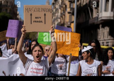 Barcellona, Spagna. 22nd Ott 2022. I manifestanti vengono visti esibendo cartelli che esprimono la loro opinione durante la dimostrazione. Circa 500 donne hanno manifestato a Barcellona a favore dell'abolizione della prostituzione e dell'abrogazione della traslaw. La manifestazione si è conclusa di fronte al Consiglio comunale di Barcellona rivendicando una reale parità tra uomini e donne. (Foto di Paco Freire/SOPA Images/Sipa USA) Credit: Sipa USA/Alamy Live News Foto Stock