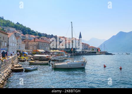 Lungomare di Perast, Baia di Cattaro, Montenegro Foto Stock