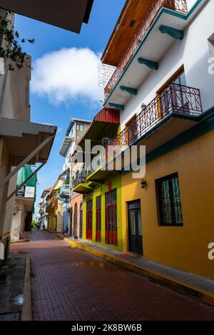 Strade colorate e monumenti nella città vecchia di Panama City, Panama. Foto Stock