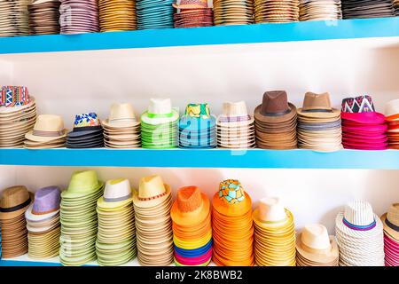 Fatte a mano Panama cappelli presso il tradizionale mercato all'aperto. Popolare souvenir da America centrale. Foto Stock