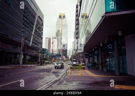 Grattacieli di Panama City, skyline sullo sfondo. Meta turistica popolare in America Centrale. Foto Stock